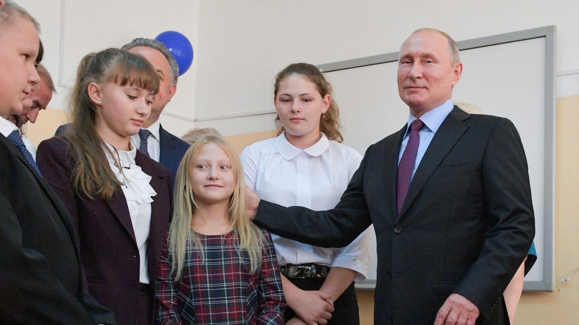 Russlands Präsident Wladimir Putin in einer Schule (Archivbild): Der Kreml hat seine Propaganda in der Schule verschärft.