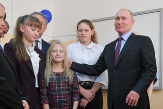 Russlands Präsident Wladimir Putin in einer Schule (Archivbild): Der Kreml hat seine Propaganda in der Schule verschärft.