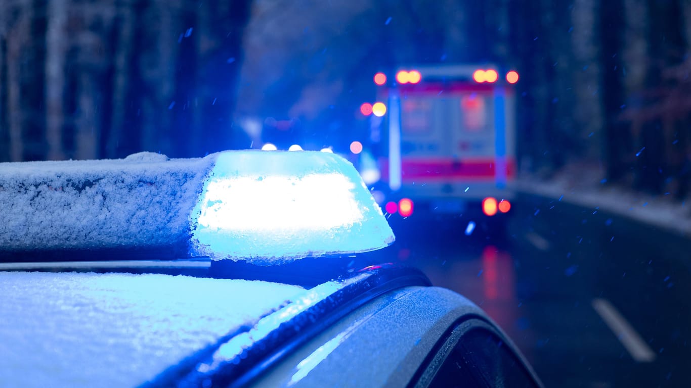 Streifenwagen der Polizei mit Blaulicht bei Schneefall (Symbolbild): Lebensgefahr besteht laut Polizei bei den Verletzten nicht.