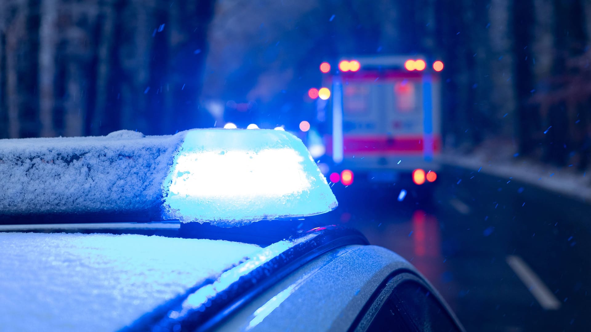 Streifenwagen der Polizei mit Blaulicht bei Schneefall (Symbolbild): Lebensgefahr besteht laut Polizei bei den Verletzten nicht.