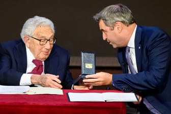 Bayern Ministerpräsident Markus Söder (r.) überreicht Henry Kissinger (l.) anlässlich dessen 100. Geburtstag im Juni dieses Jahres den Bayerischen Maximiliansorden für Wissenschaft und Kunst.