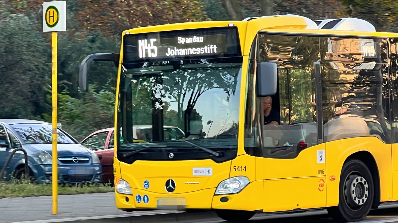 Bus der BVG in Spandau (Symbolfoto): Ein früherer Berliner Busfahrer soll in eine raffinierte Betrugsmasche verstrickt sein.
