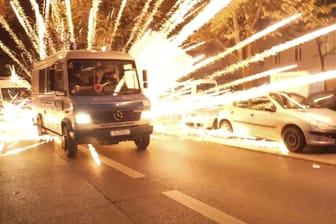 Feuerwerkskörper explodieren hinter einem Polizeiauto (Archivbild): Bei einer nicht angekündigten pro-palästinensischen Demonstration in Neukölln kam es am 18. Oktober zu massiven Ausschreitungen.