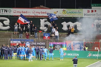 Fans von Phönix Lübeck zünden Pyro: Durch die Aktion hofft der Regionalligist auf ein gut gefülltes Stadion.