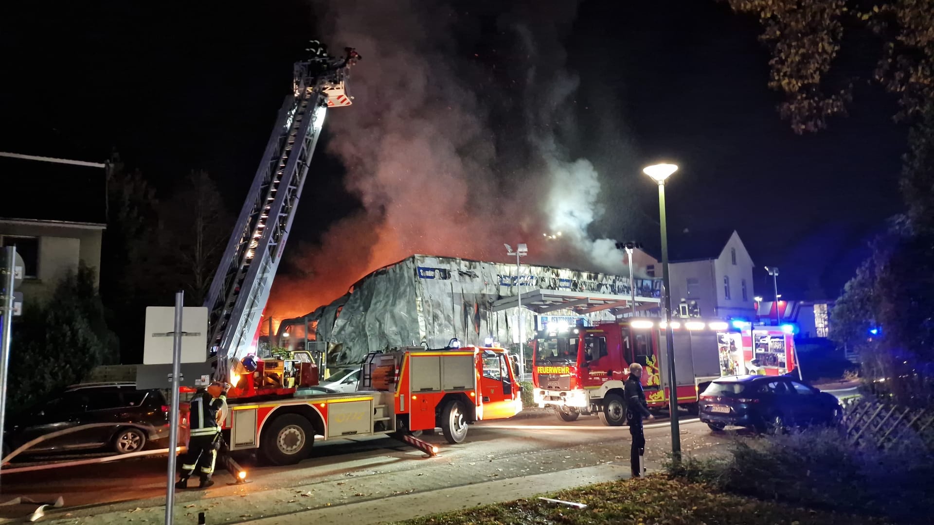 Ein Geschäftsgebäude in Hagen Boele stand am Freitagabend in Vollbrand.