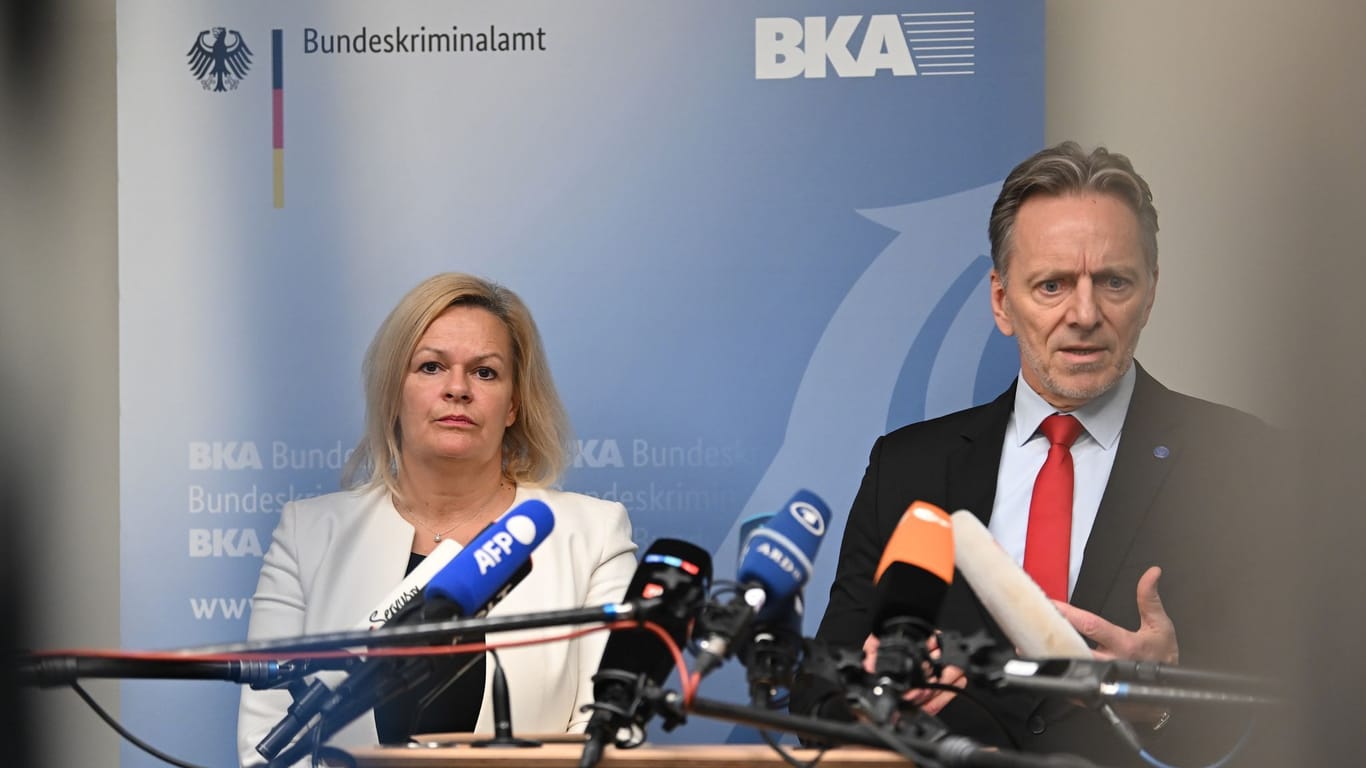 Innenministerin Nancy Faeser und BKA-Präsident Holger Münch: "Die Zahl der Gewaltstraftaten ist im mittleren dreistelligen Bereich."