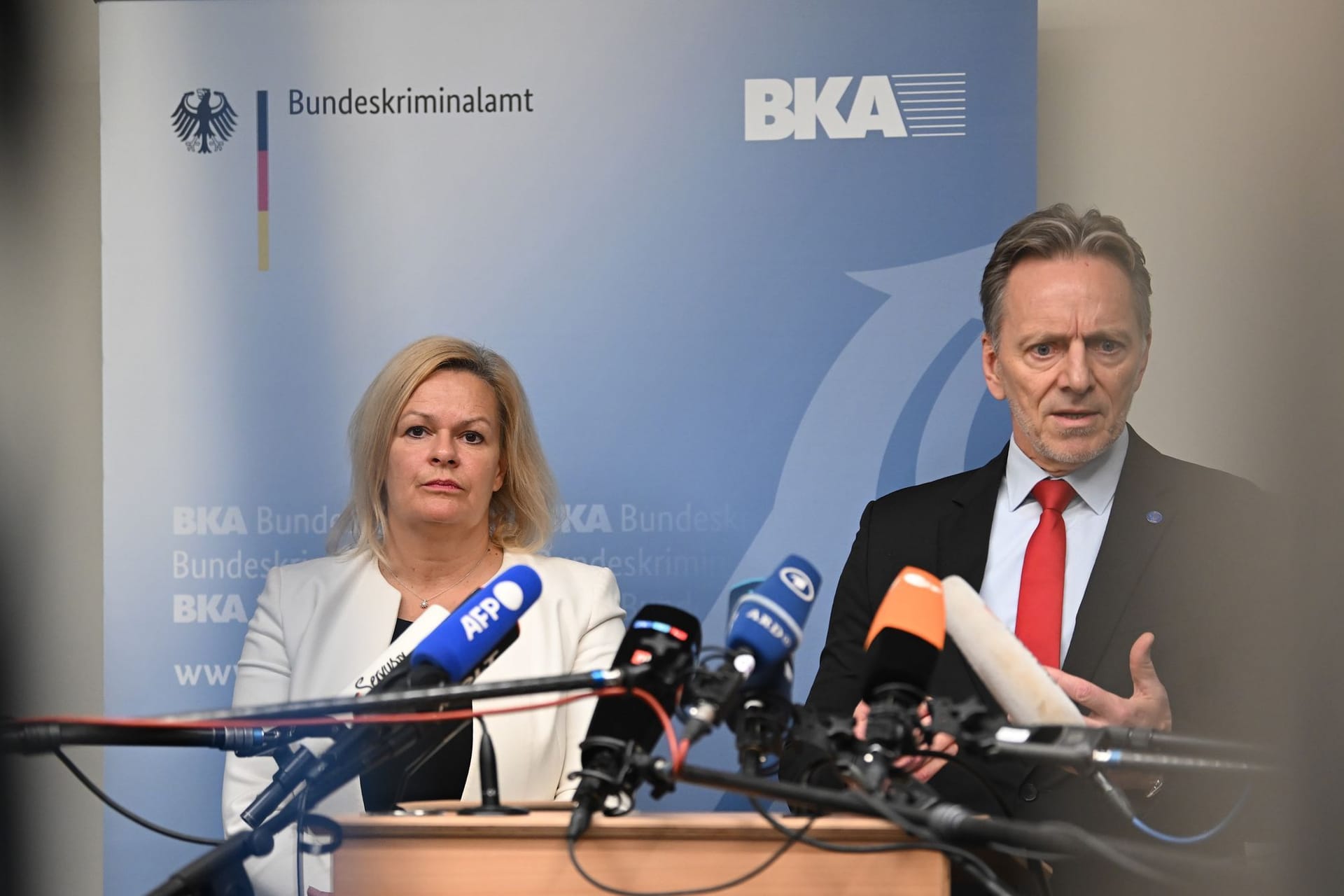 Innenministerin Nancy Faeser und BKA-Präsident Holger Münch: "Die Zahl der Gewaltstraftaten ist im mittleren dreistelligen Bereich."