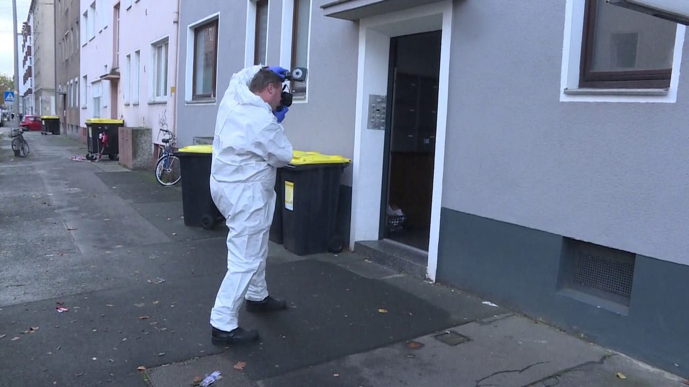 Beamte der Spurensicherung arbeiten vor einem Mehrfamilienhaus in Hannover: Im Stadtteil Vahrenwald ist am Dienstagabend eine schwer verletzte Frau gestorben.
