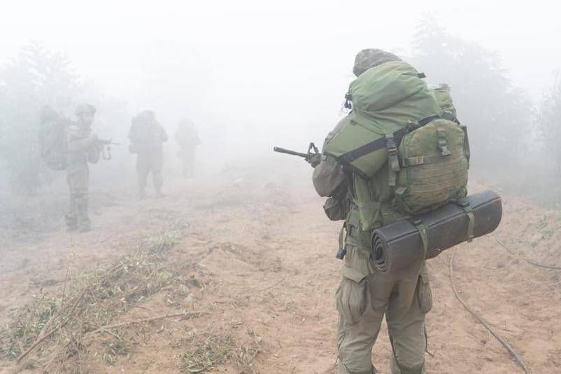 Israelische Soldaten rücken in den Gazastreifen vor (Archivbild): Die USA halten den Einsatz von US-Bodentruppen in Gaza bis jetzt für nicht realistisch.
