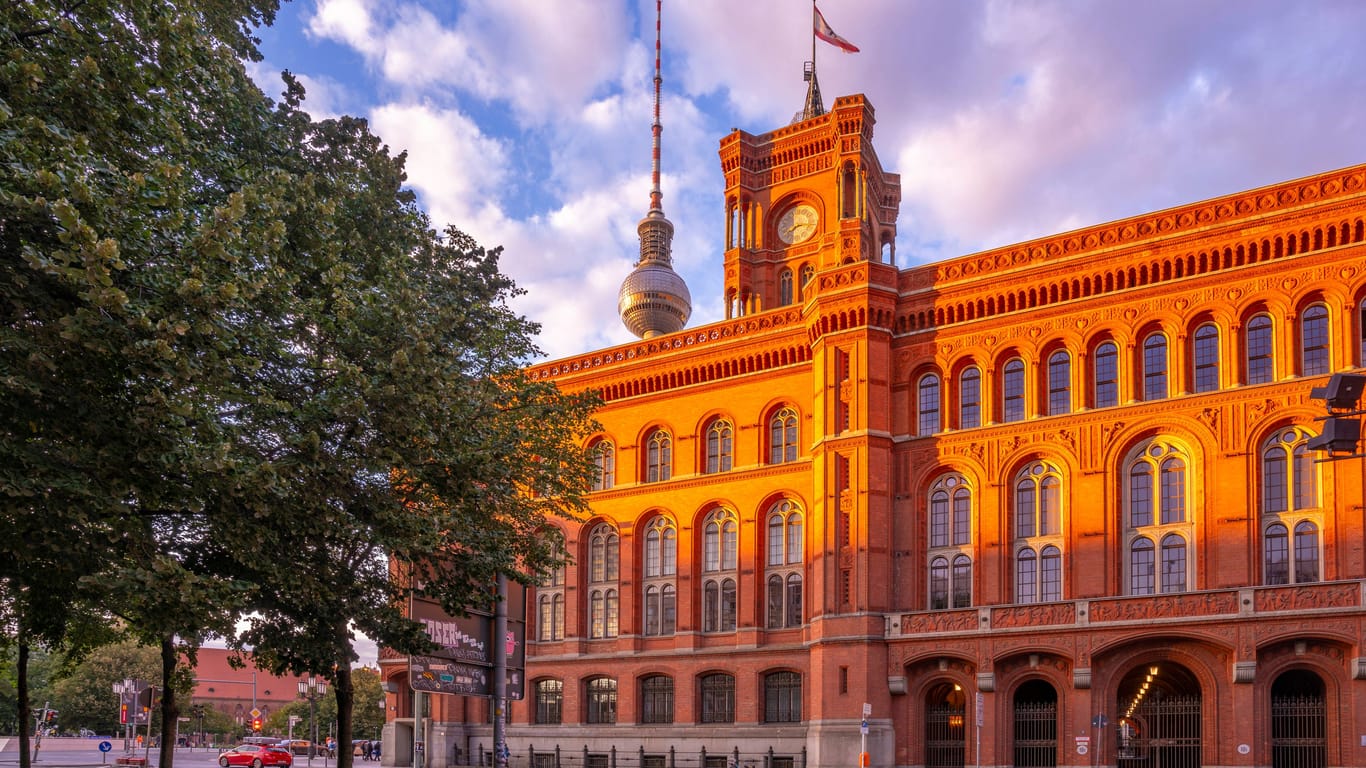 Das Rote Rathaus in Berlin (Archivbild): Auf einer Baustelle hinter dem GebΓ€ude wurde eine leblose Person gefunden. Das Rote Rathaus in Berlin (Archivbild): Auf einer Baustelle hinter dem GebΓ€ude wurde eine leblose Person gefunden.
