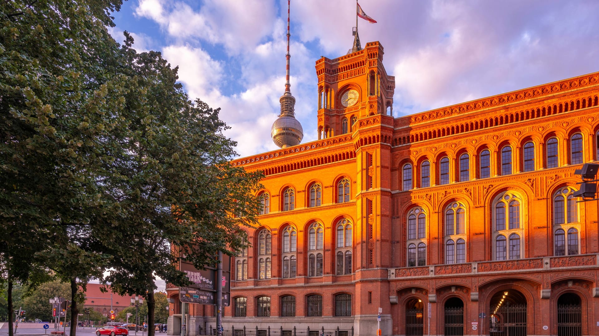 Das Rote Rathaus in Berlin (Archivbild): Auf einer Baustelle hinter dem Gebäude wurde eine leblose Person gefunden. Das Rote Rathaus in Berlin (Archivbild): Auf einer Baustelle hinter dem Gebäude wurde eine leblose Person gefunden.