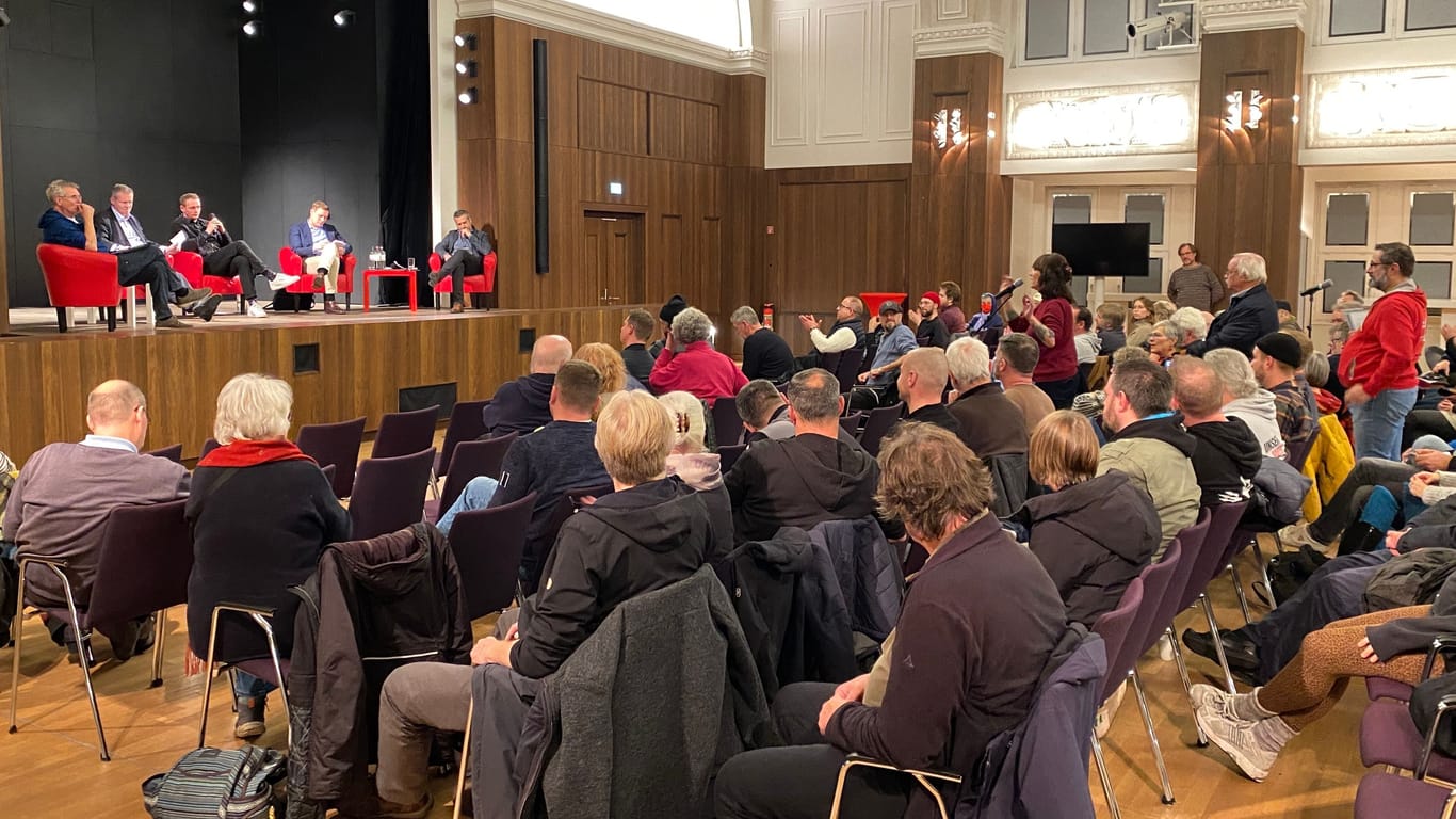 Diskussion im Gewerkschaftshaus Hamburg: Am Mikrofon für die Fragesteller bildete sich eine lange Schlange.