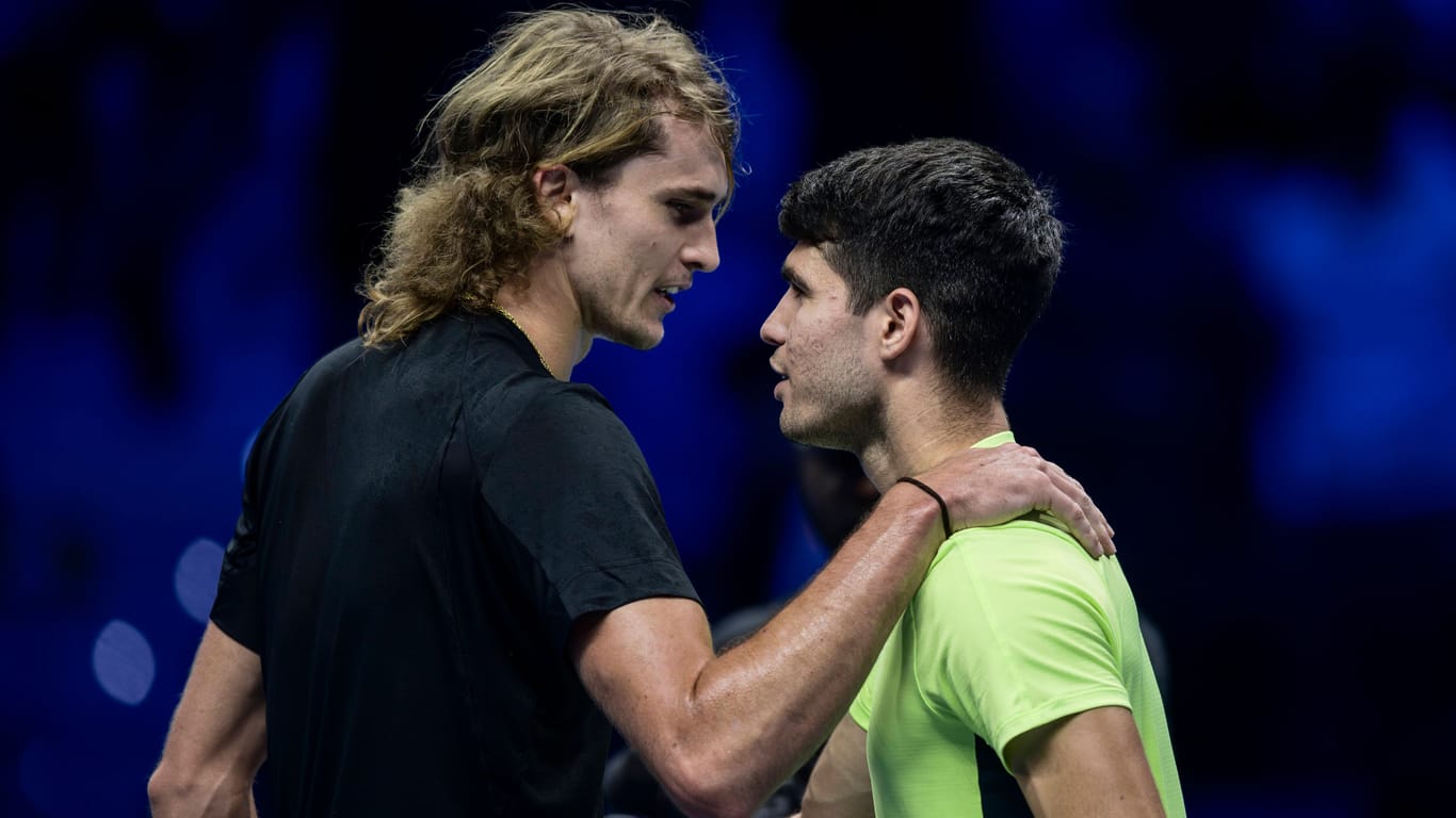 Alcaraz (r.) und Zverev: Zu Beginn der ATP Finals schlug der Deutsche den Spanier.