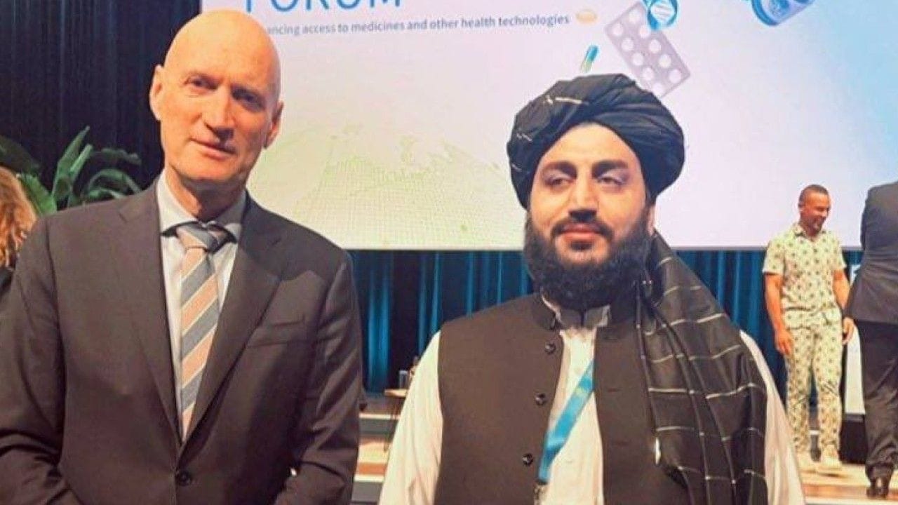 Ein Foto, das Abdulbari Omar im Internet veröffentlichte, zeigt den Taliban-Funktionär zusammen mit dem niederländischen Gesundheitsminister Ernst Kuipers (l.).