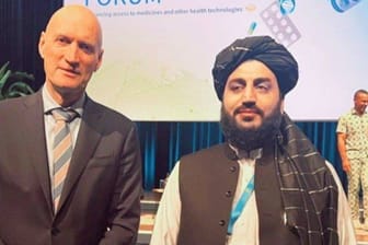 Ein Foto, das Abdulbari Omar im Internet veröffentlichte, zeigt den Taliban-Funktionär zusammen mit dem niederländischen Gesundheitsminister Ernst Kuipers (l.).