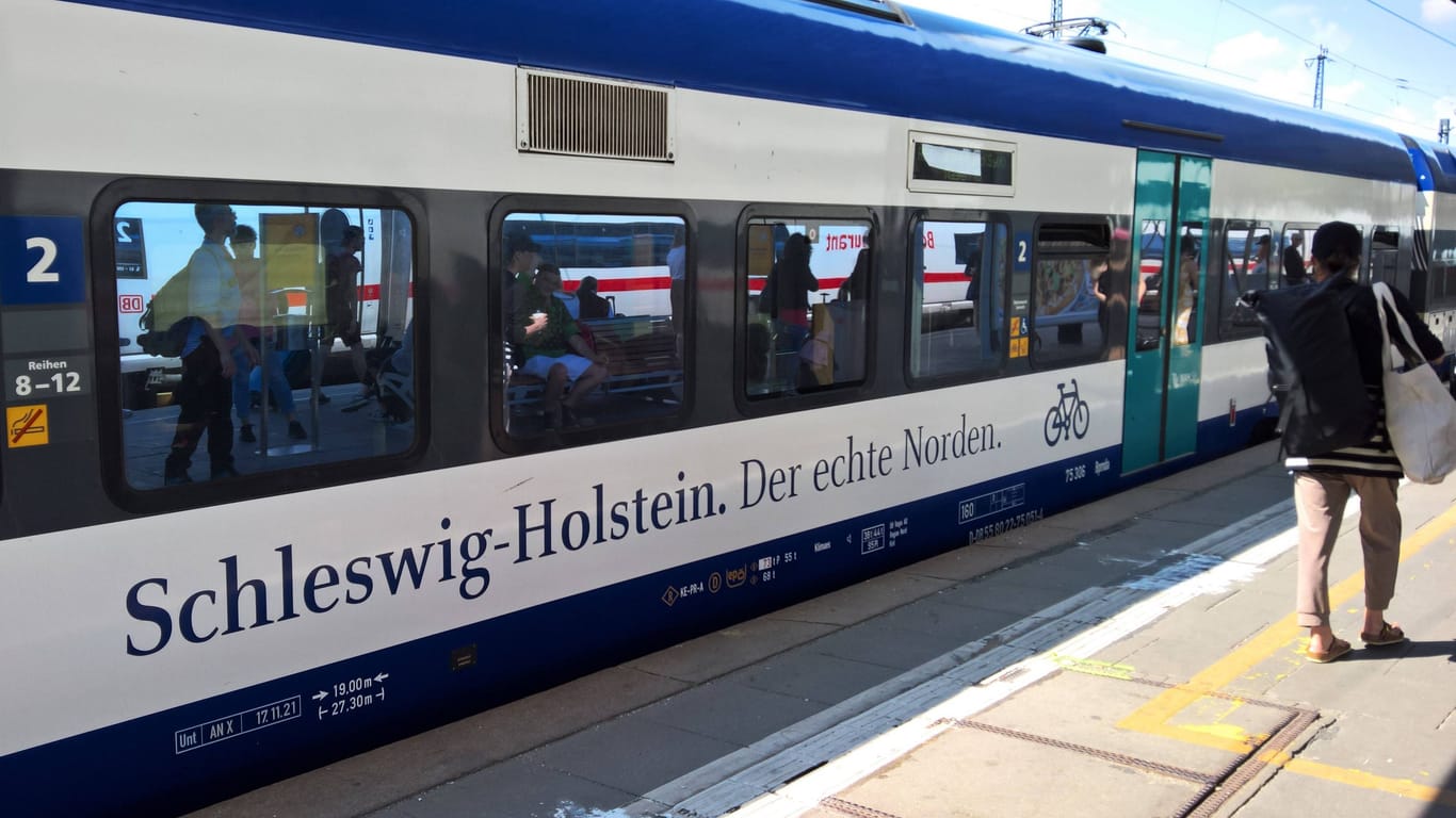 Ein Zug der NAH.SH (Symbolbild): Während des Bahnstreiks gibt es nur wenige Verbindungen zwischen Hamburg und Sylt.