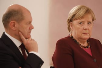 Olaf Scholz und Angela Merkel (Archivbild): 2019 verkündeten der damalige Finanzminister und die Bundeskanzlerin eine Einigung auf ein Klimaschutzpaket.