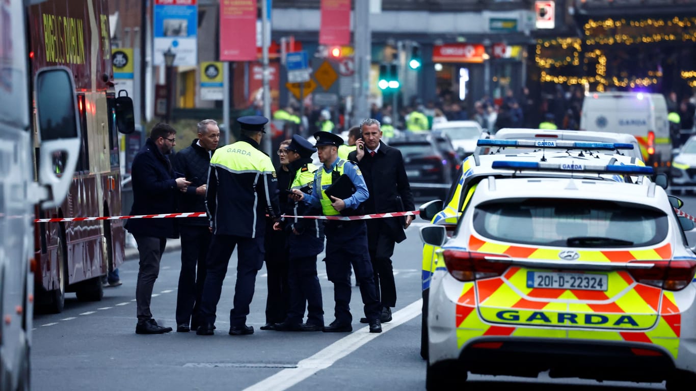 Polizisten am Einsatzort in Dublin: Fünf Menschen wurden verletzt.