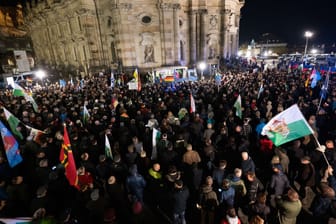 Pegida-Demonstranten am Abend in Dresden.