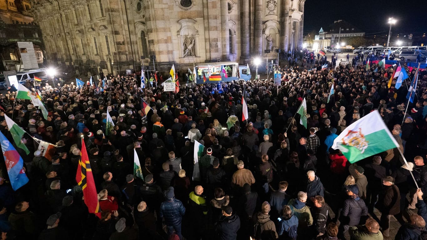 Pegida-Demonstranten am Abend in Dresden.