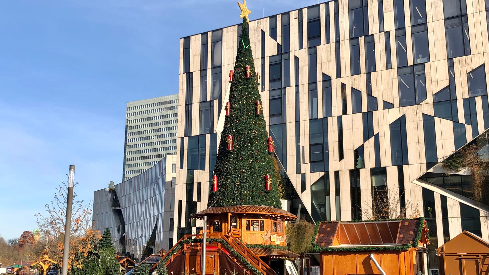 Auf dem "Glühtürmchen" steht neuerdings ein riesiger Tannenbaum.