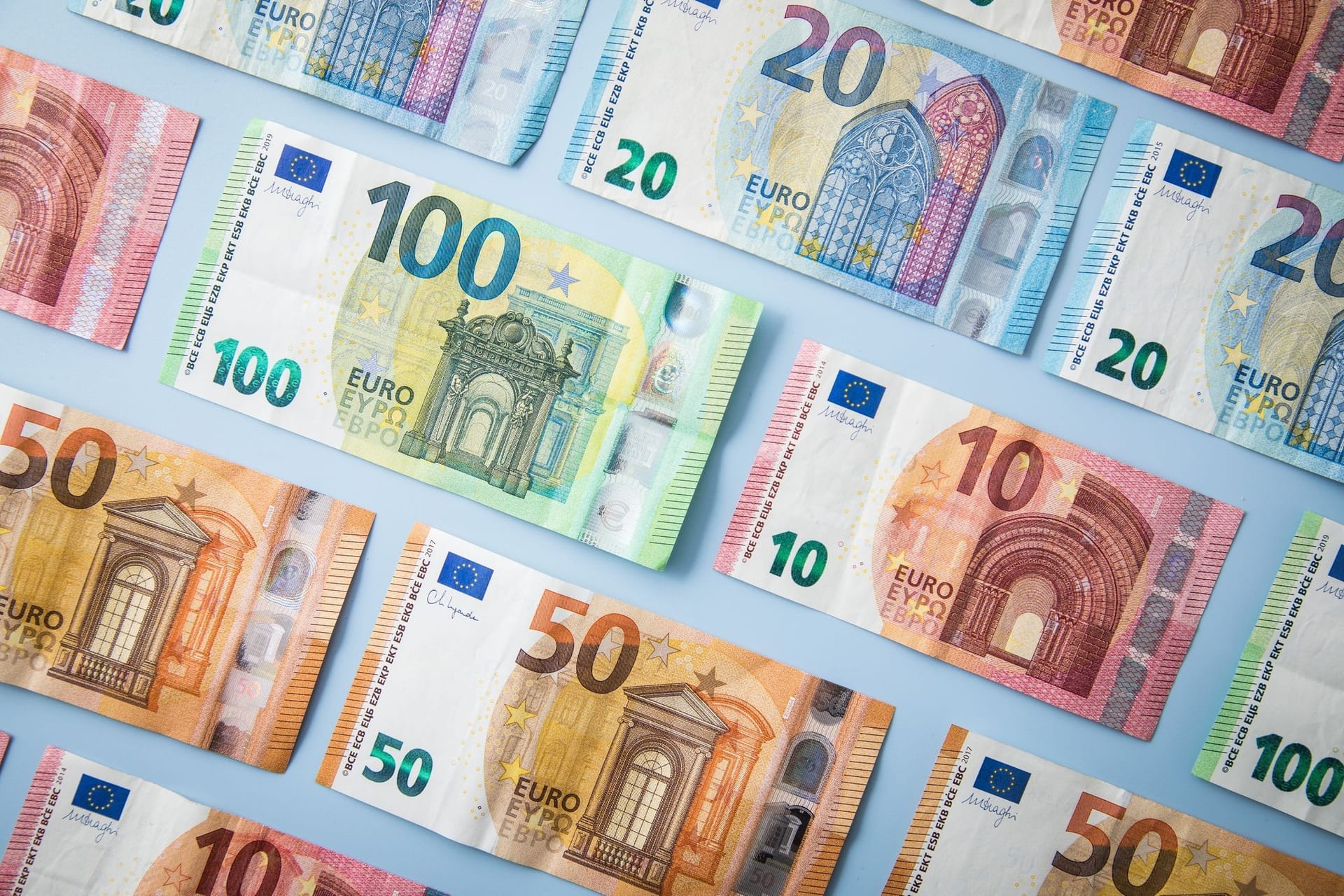 Aufgereihte Geldscheine Aufgereihte Geldscheine