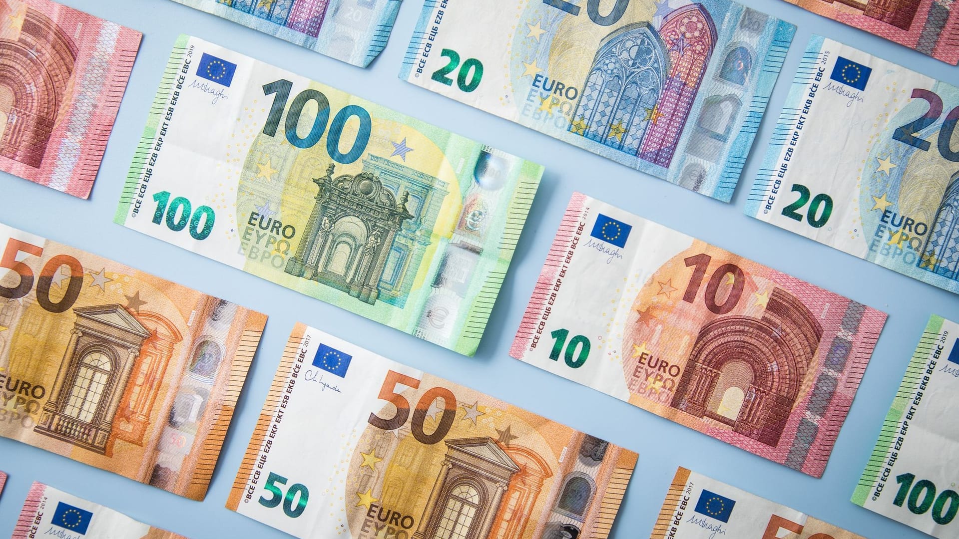 Aufgereihte Geldscheine Aufgereihte Geldscheine