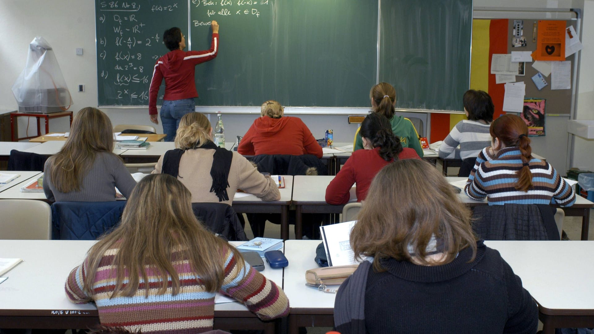 Mathestunde an einem katholischen Mädchengymnasium (Symbolbild): Ist das Konzept Geschlechtertrennung veraltet, oder können Mädchen davon profitieren?