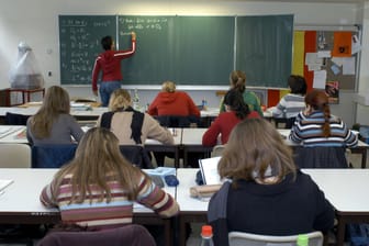 Mathestunde an einem katholischen Mädchengymnasium (Symbolbild): Ist das Konzept Geschlechtertrennung veraltet, oder können Mädchen davon profitieren?