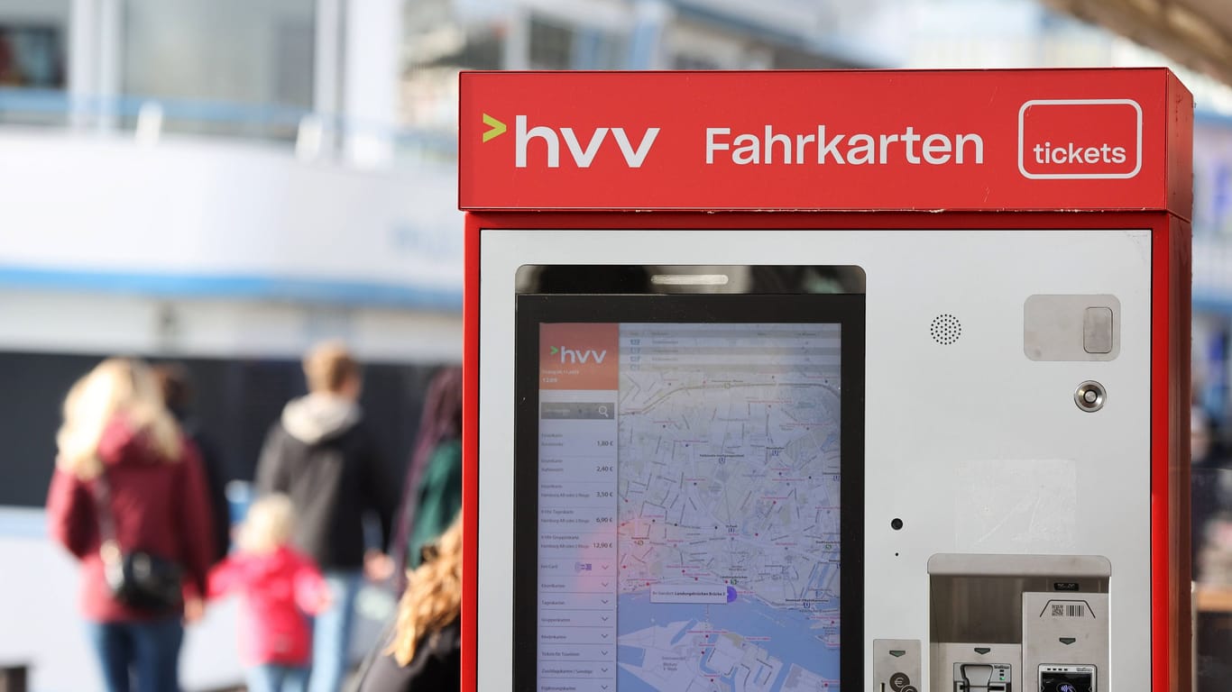 Fahrkartenautomat an den Landungsbrücken in Hamburg (Symbolfoto): Der HVV erhöht zum 1. Januar 2024 seine Preise.