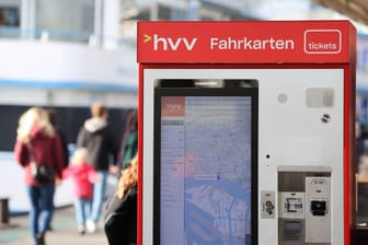 Fahrkartenautomat an den Landungsbrücken in Hamburg (Symbolfoto): Der HVV erhöht zum 1. Januar 2024 seine Preise.