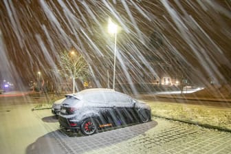 Auto in einem Wintergewitter (Symbolfoto): Schleswig-Holstein wird von einer Kältewelle heimgesucht.