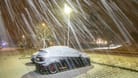 Auto in einem Wintergewitter (Symbolfoto): Schleswig-Holstein wird von einer Kältewelle heimgesucht.