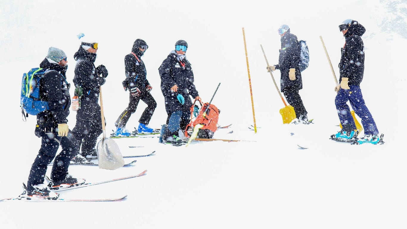 Experten begutachten die Piste am Freitag: Der Ausfall des Rennens deutete sich schon einen Tag vorher an.