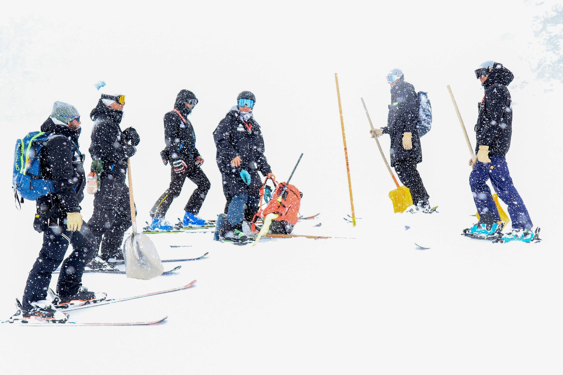 Experten begutachten die Piste am Freitag: Der Ausfall des Rennens deutete sich schon einen Tag vorher an.