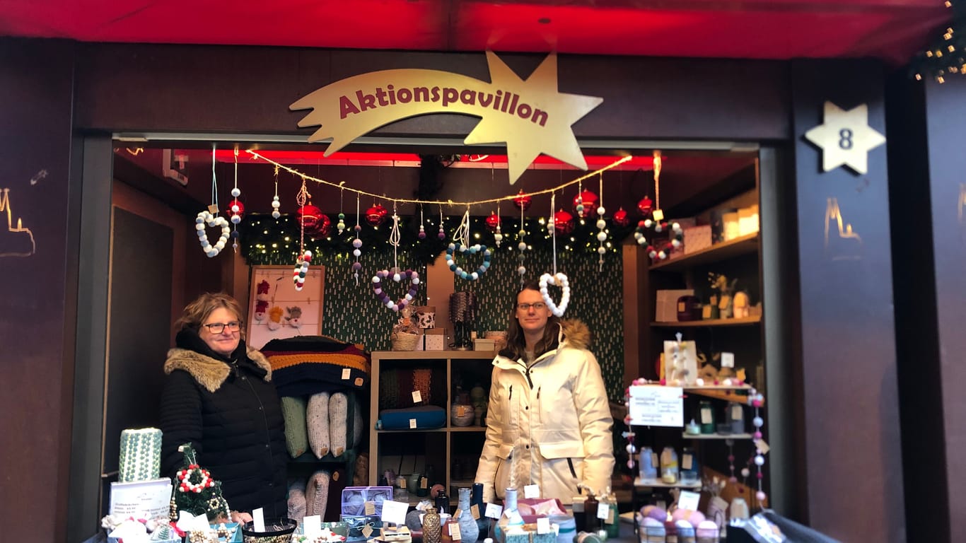 Aktionspavillon "Filzseife": Juliette (l.) und Susanne (r.) verkaufen ihre Produkte erstmalig auf dem Kölner Weihnachtsmarkt.
