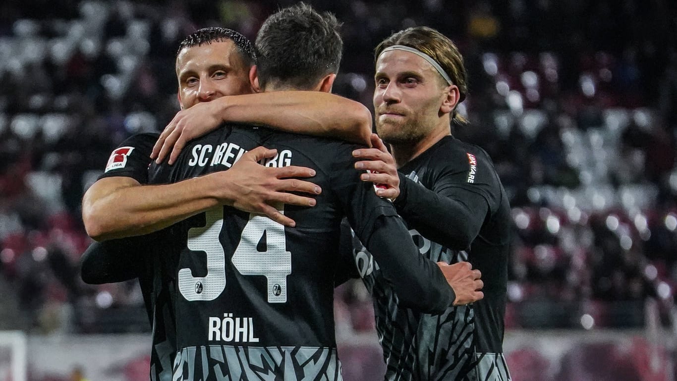 Freiburgs Spieler feiern Torschütze Merlin Röhl (Nummer 34): Der Mittelfeldmann der Breisgauer erzielte das 1:1 in Leipzig.