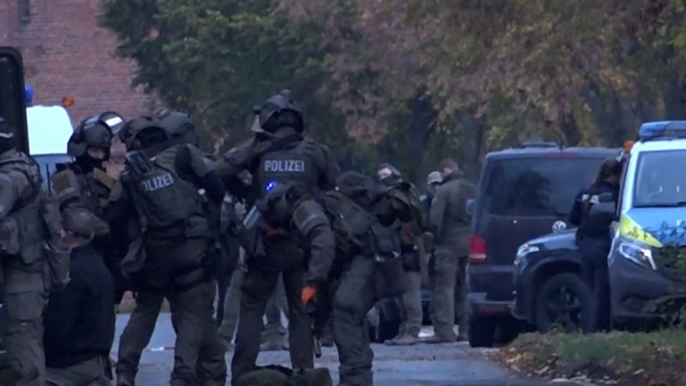 Spezialeinsatzkommando der Polizei in Vieritz: Im Landkreis Havelland hält sich seit Freitagmittag ein Mann verschanzt.