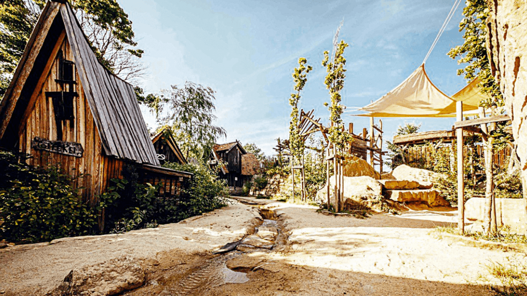 Blick auf das Areal: Der Freizeitpark besteht aus einer Erlebniswelt und einem gastronomischen-Komplex.