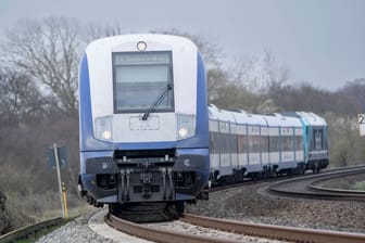 Zug auf dem Hindenburgdamm auf der Nordseeinsel Sylt: Die Deutsche Bahn investiert Millionen in die Marschbahn.