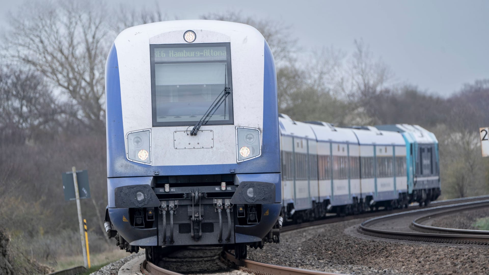 Zug auf dem Hindenburgdamm auf der Nordseeinsel Sylt: Die Deutsche Bahn investiert Millionen in die Marschbahn. Zug auf dem Hindenburgdamm auf der Nordseeinsel Sylt: Die Deutsche Bahn investiert Millionen in die Marschbahn.