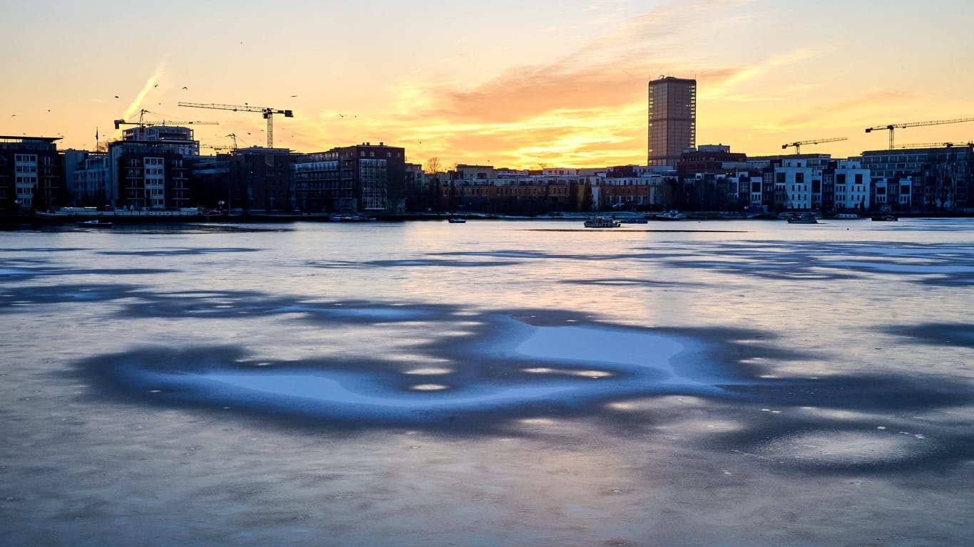 Die Rummelsburger Bucht in Berlin ist mit einer dünnen Eisschicht bedeckt.