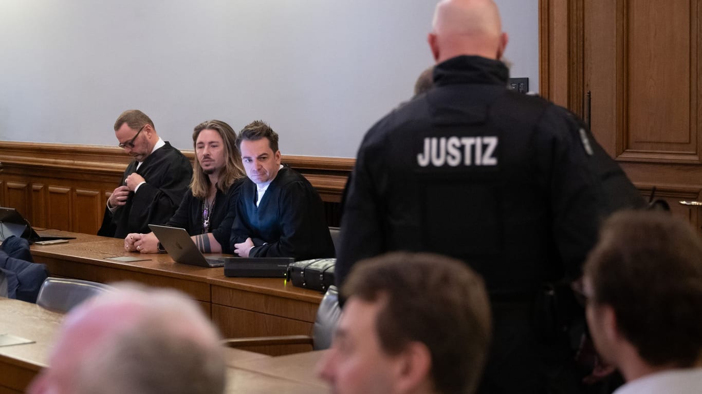 Der deutsche Musiker Gil Ofarim (2.v.l.) sitzt im Saal des Landgerichts in Leipzig zwischen seinen Anwälten: Hier beginnt der Prozess gegen Ofarim wegen falscher Verdächtigung und Verleumdung.