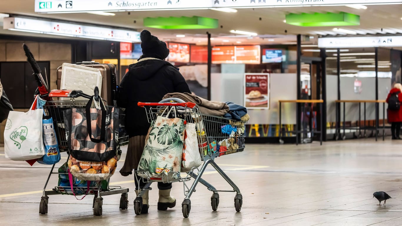 Obdachlose suchen Schutz im Hauptbahnhof Stuttgart (Archivfoto): Die Sorge um den Verlust des Wohlstands treibt viele Menschen im Südwesten um und macht sie unglücklich.