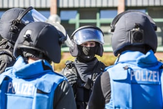Eine Übung der Polizei: SEK und Verhandlungsgruppe trainieren gemeinsam. Die Beamten der Verhandlungsgruppe tragen blaue Westen.