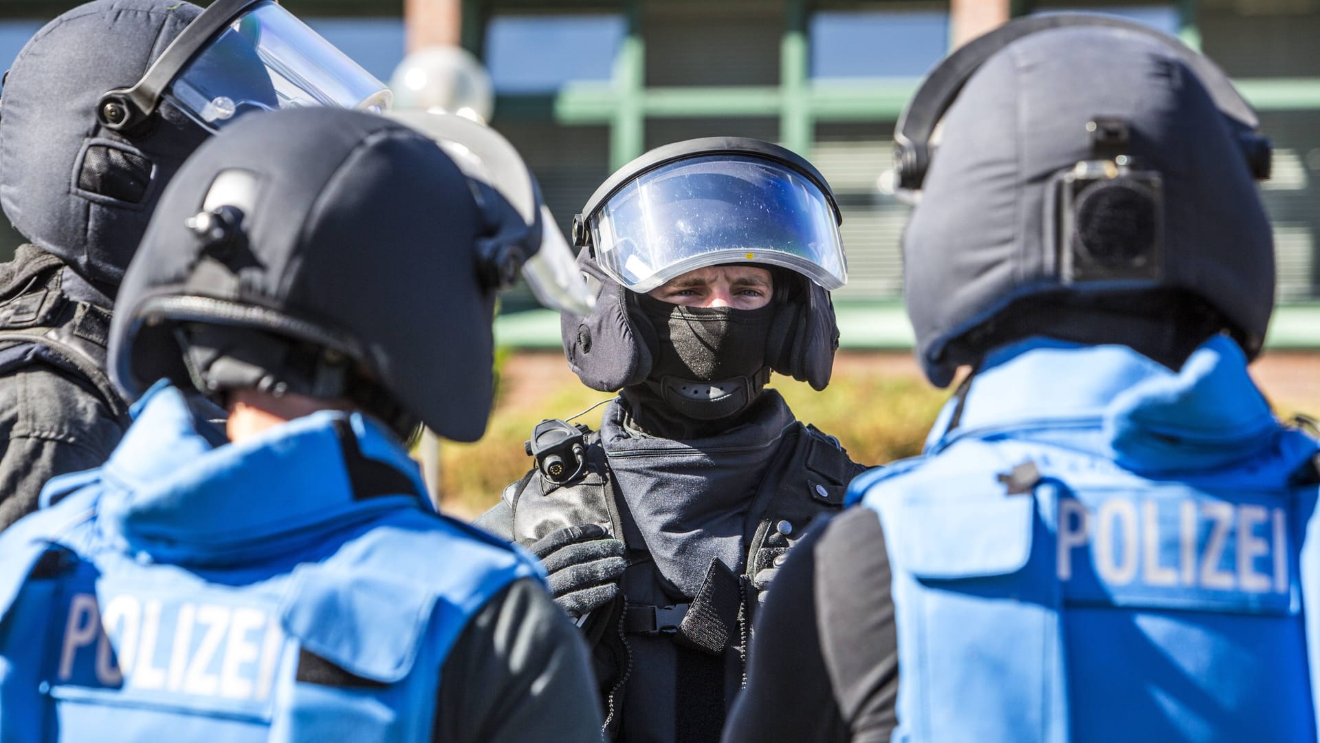 Eine Übung der Polizei: SEK und Verhandlungsgruppe trainieren gemeinsam. Die Beamten der Verhandlungsgruppe tragen blaue Westen.