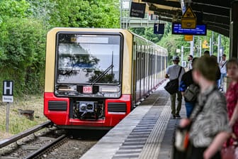 Eine S-Bahn in Berlin (Archivbild): Wegen des GDL-Streiks kommt es in der Hauptstadt zu Einschränkungen.