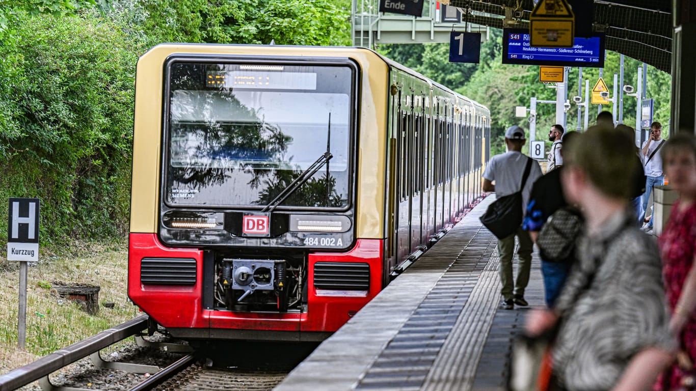 Eine S-Bahn in Berlin (Archivbild): Wegen des GDL-Streiks kommt es in der Hauptstadt zu Einschränkungen.