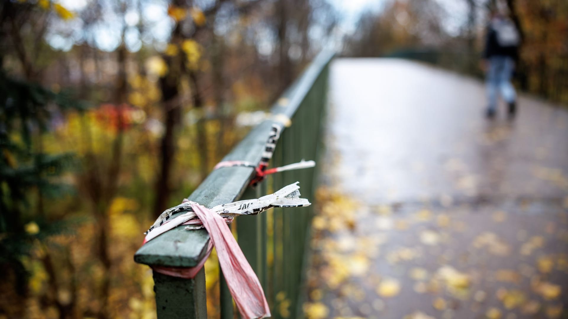 Mann verbrennt unter Brücke in München Mann verbrennt unter Brücke in München