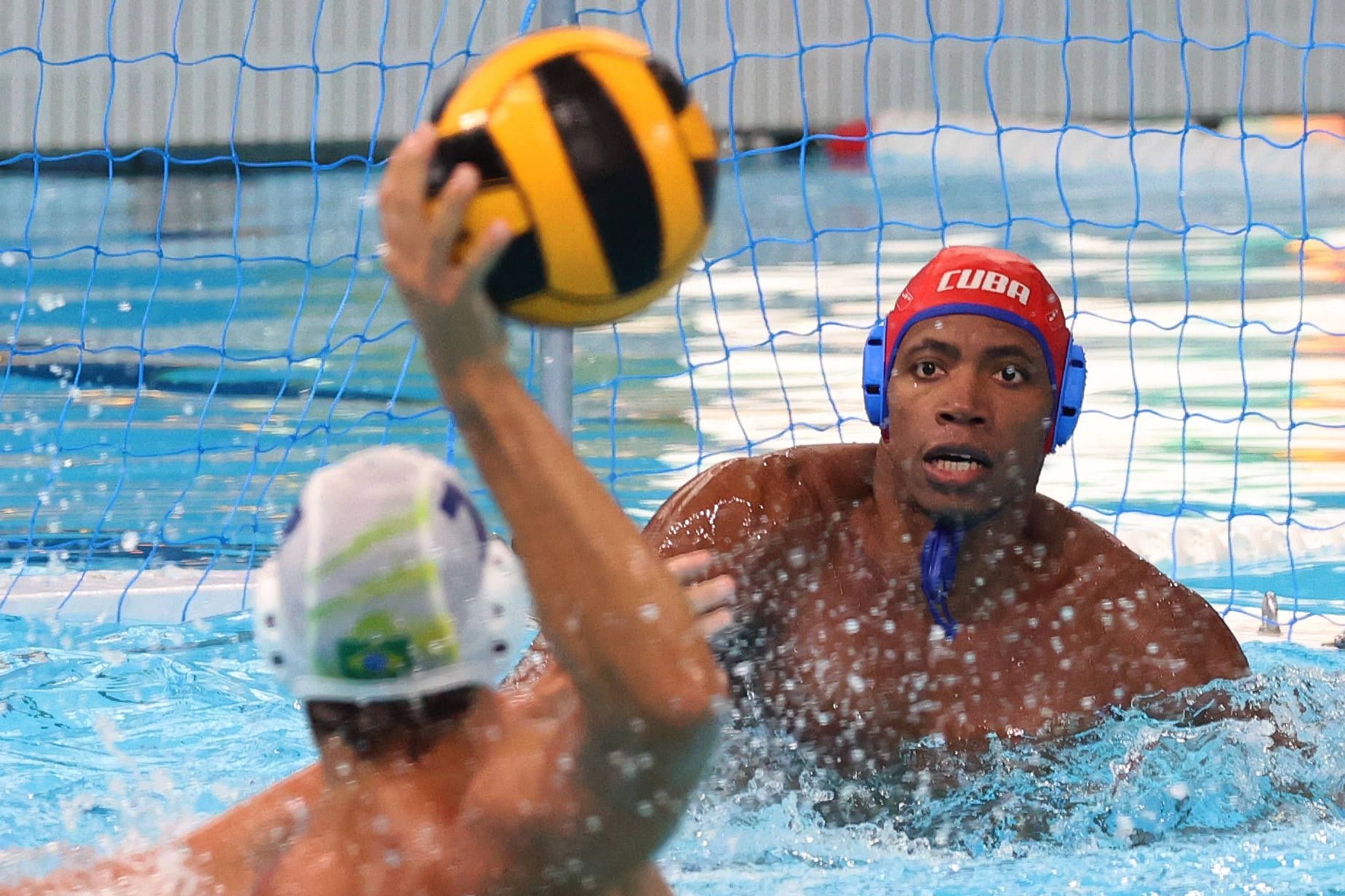 Ein Wasserballspiel zwischen Brasilien und Kuba.